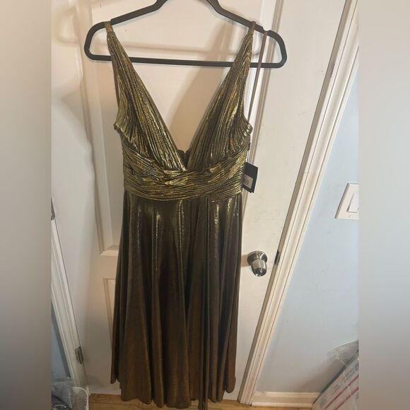 MAC DUGGAL Gold Sleeveless V Neck Pleated Top Metallic Dress in antique gold NWT - Picture 4 of 7
